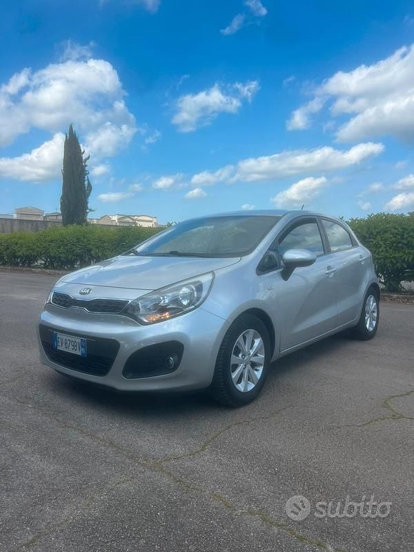 Usata Kia Rio 84 CV (61 kW) 2014 Grigio Berlina