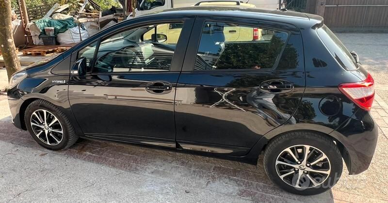 Usata Toyota Yaris Hybrid 73 CV (53 kW) 2019 Nero Utilitaria
