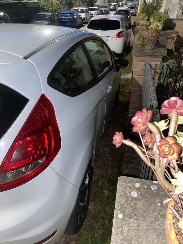 Usata Ford Fiesta 90 CV (66 kW) 2010 Bianco Utilitaria