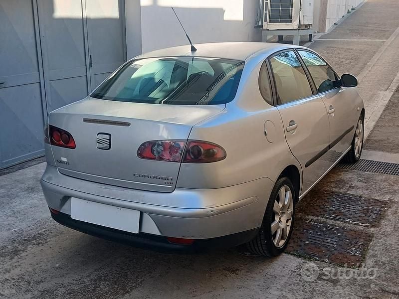Usata Seat Cordoba Sport 131 CV (96 kW) 2003 Grigio Berlina