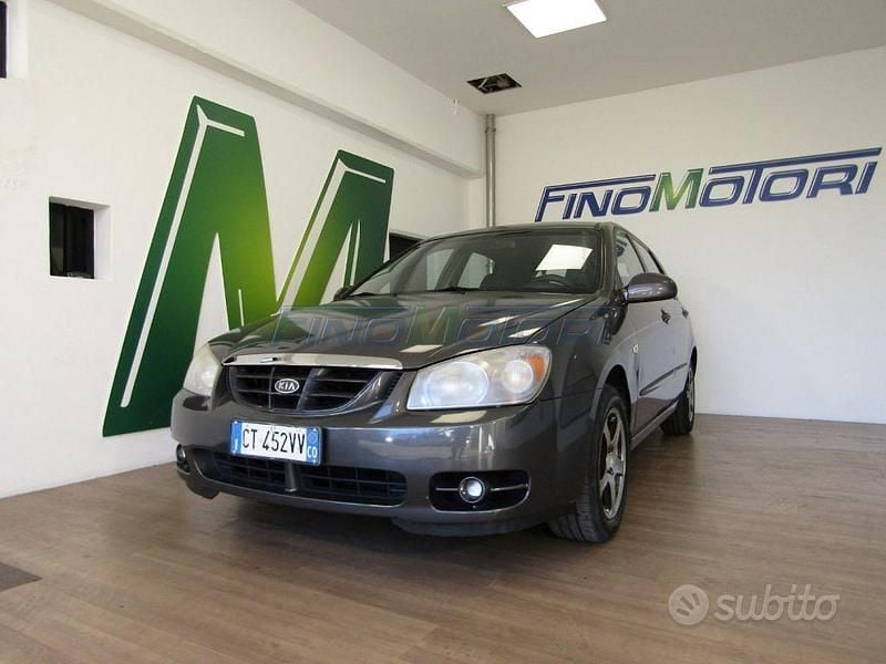 Usata Kia Cerato EX 105 CV (77 kW) 2005 Grigio Berlina