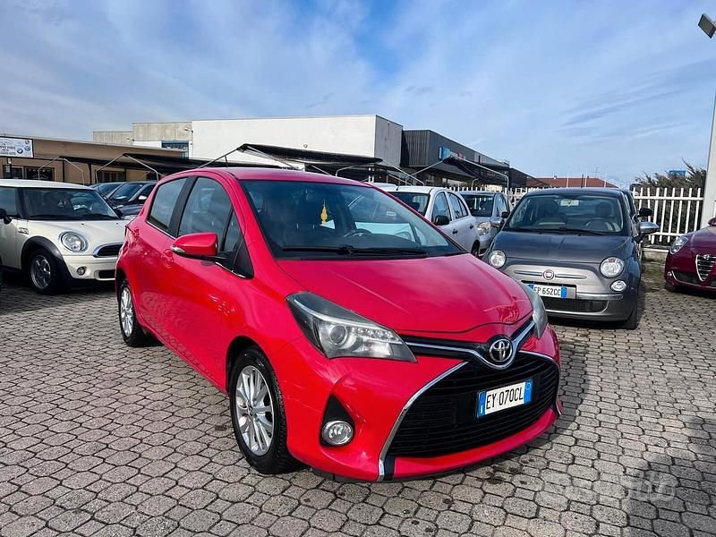 Usata Toyota Yaris Lounge 69 CV (50 kW) 2015 Rosso Berlina