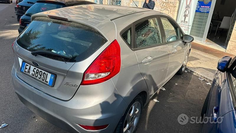 Usata Ford Fiesta 96 CV (70 kW) 2010 Grigio Utilitaria