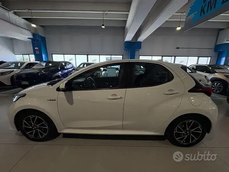 Usata Toyota Yaris Hybrid Trend 116 CV (85 kW) 2021 Bianco Berlina
