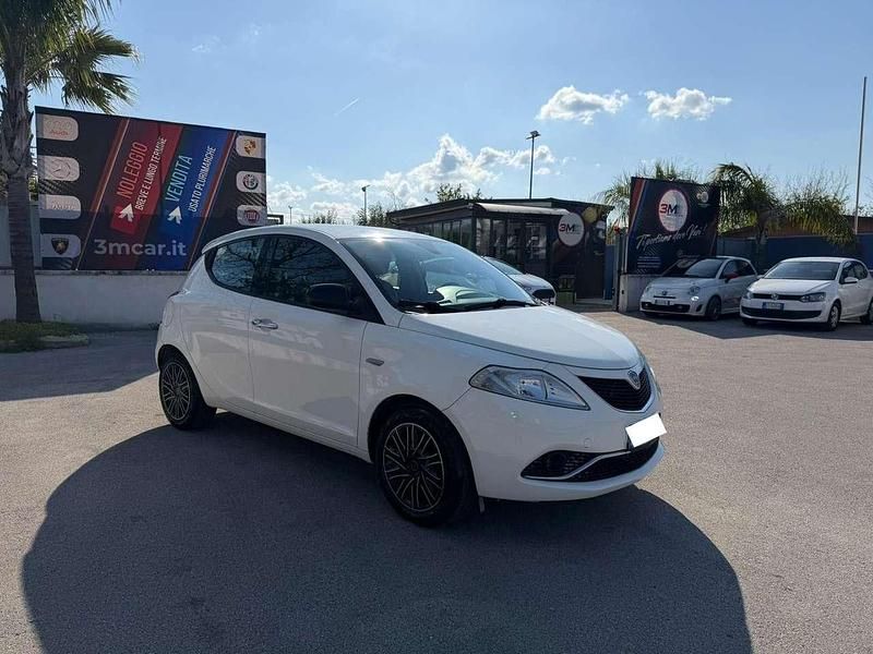 Usata Lancia Ypsilon Platinum 69 CV (50 kW) 2018 Beige Utilitaria