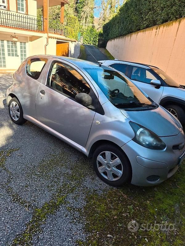 Grigio Usata 2009 Toyota Aygo Due volumi | 3000 € (Ottimo prezzo) - Immagine 1/4