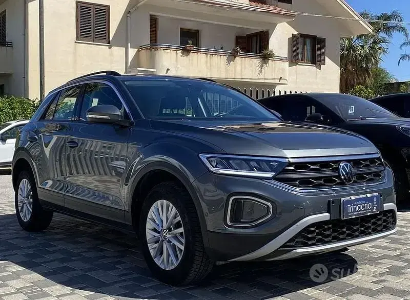 Usata VW T-Roc Life 116 CV (85 kW) 2023 Grigio SUV