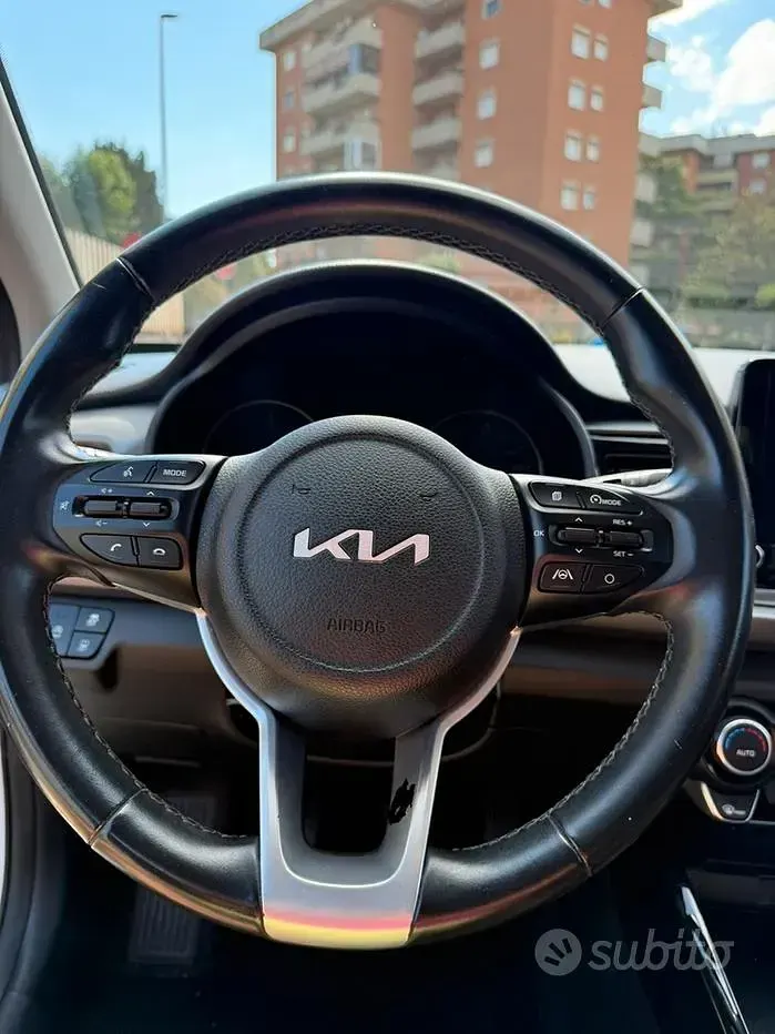 Usata Kia Rio 84 CV (61 kW) 2022 Bianco Berlina