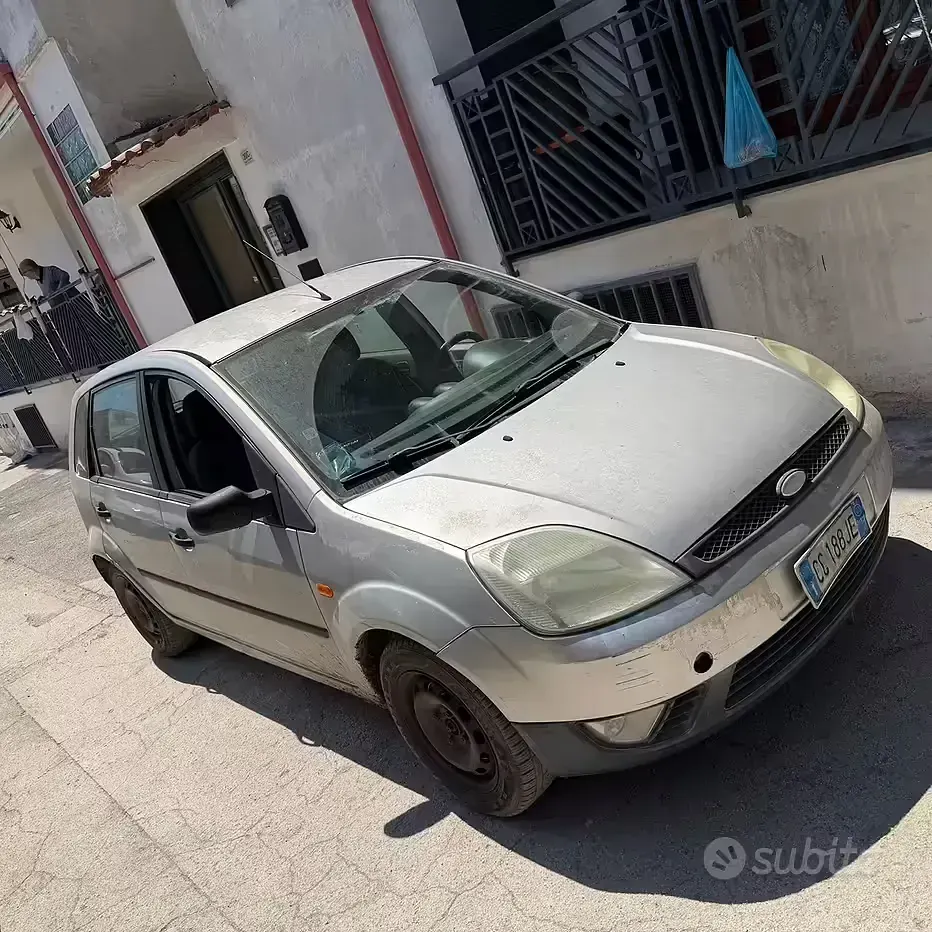 Usata Ford Fiesta 68 CV (50 kW) 2003 Grigio Utilitaria