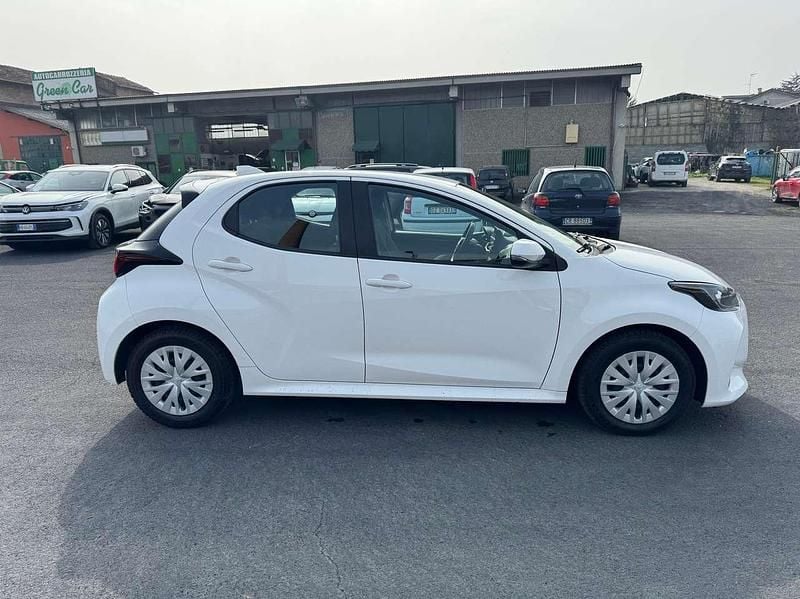 Usata Toyota Yaris Hybrid Active 92 CV (67 kW) 2023 Bianco Berlina