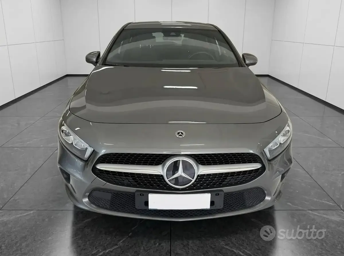Usata Mercedes A180 Business 116 CV (85 kW) 2022 Grigio Berlina