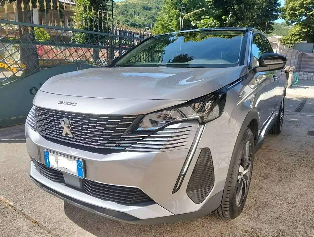 Usata Peugeot 3008 Allure 131 CV (96 kW) 2022 Argento SUV