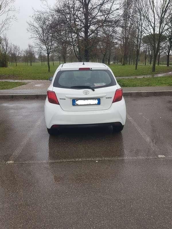 Usata Toyota Yaris Cool 90 CV (66 kW) 2015 Utilitaria
