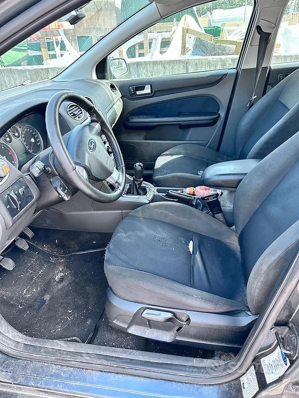 Usata Ford Focus 115 CV (84 kW) 2006 Grigio Station wagon