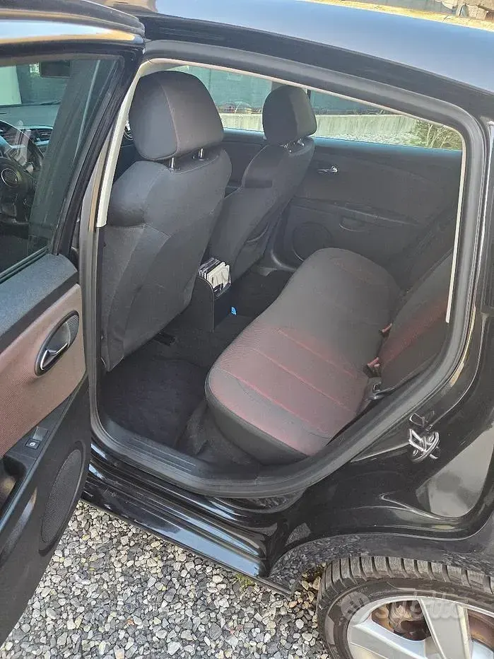 Usata Seat Leon Sport 105 CV (77 kW) 2006 Nero Utilitaria