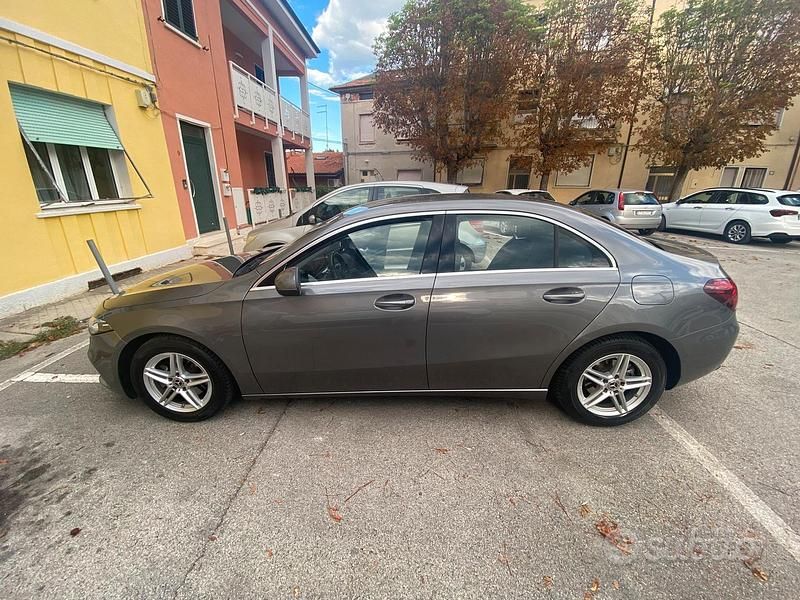 Usata Mercedes A180 Premium 116 CV (85 kW) 2020 Grigio Berlina