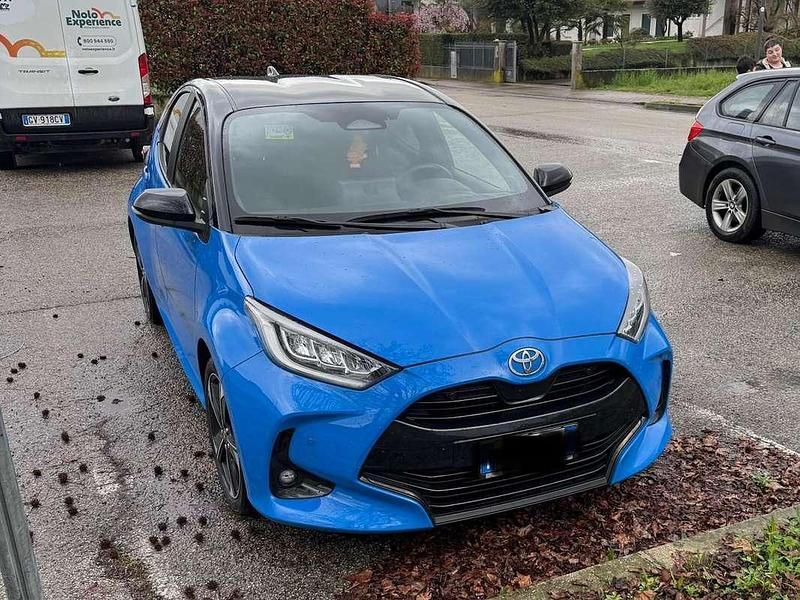 Usata Toyota Yaris Hybrid 92 CV (67 kW) 2024 Blu/azzurro Berlina