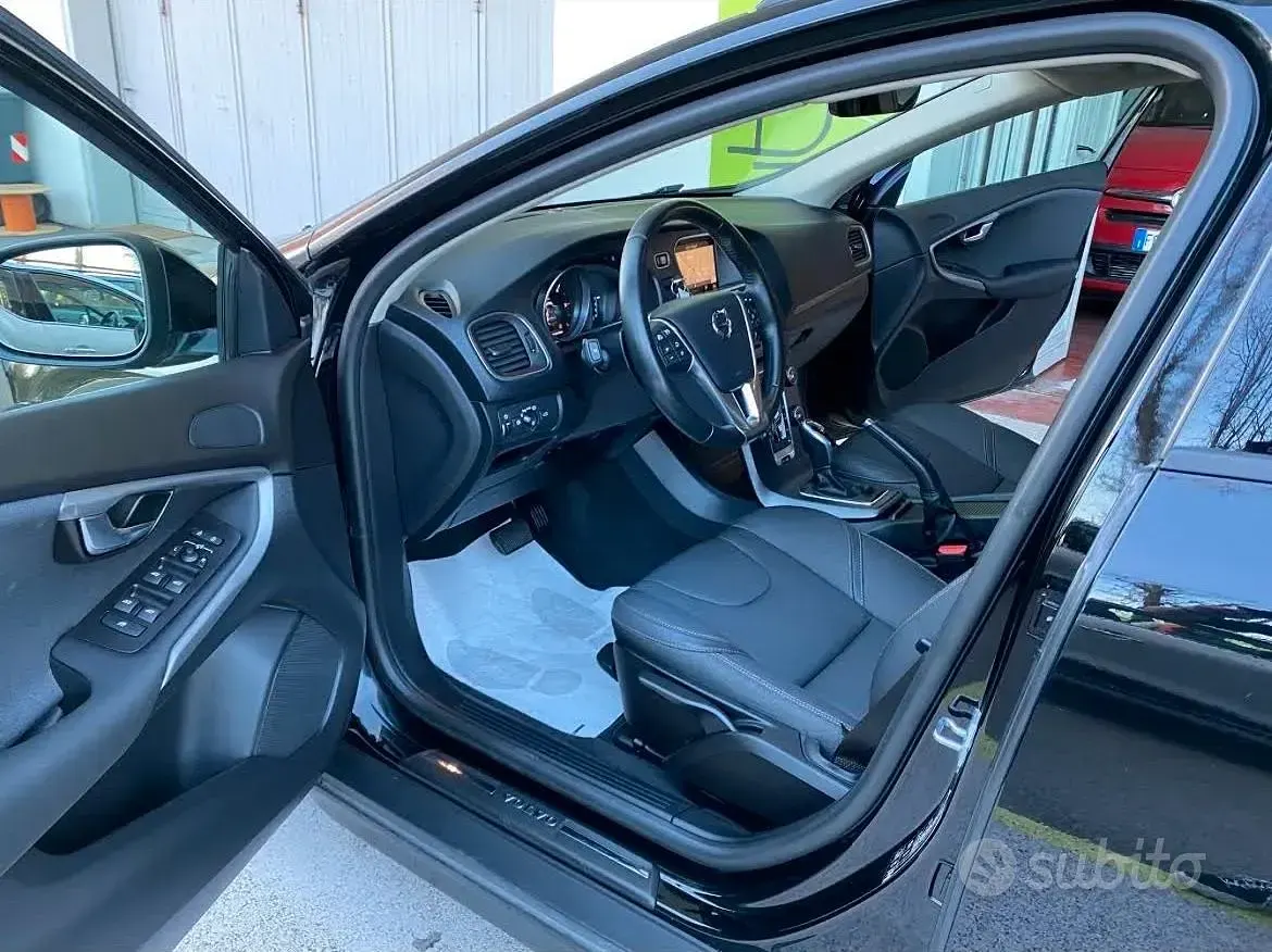 Usata Volvo V40 CC 120 CV (88 kW) 2018 Nero Station wagon