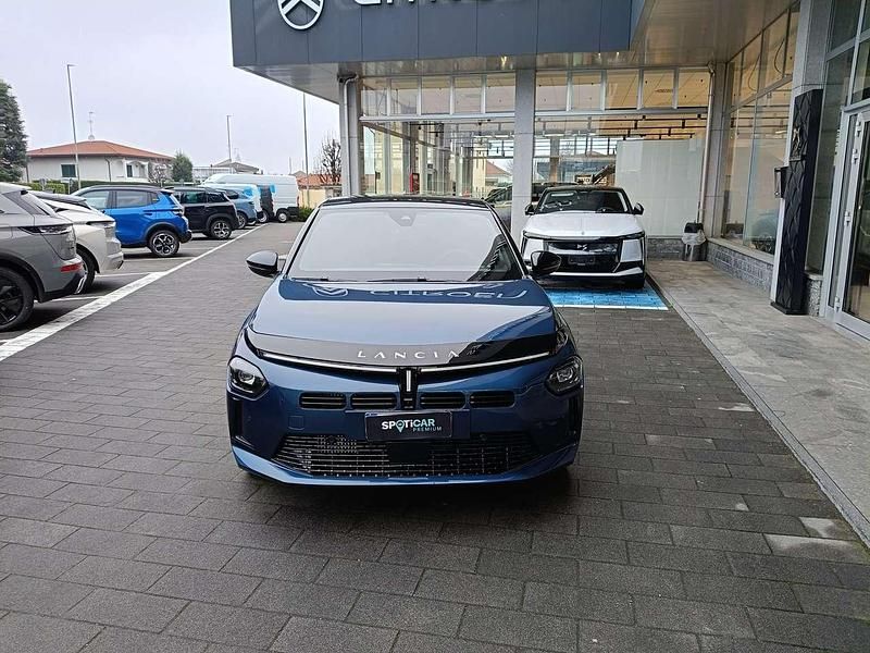 Usata Lancia Ypsilon 101 CV (74 kW) 2025 Blu lancia / tetto nero Utilitaria