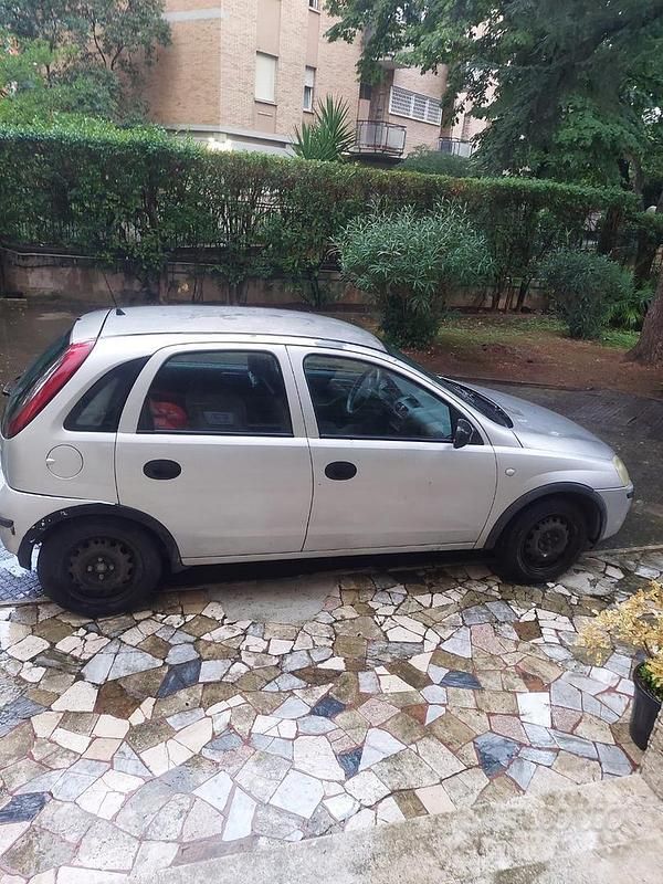 Grigio Usata 2004 Opel Corsa Due volumi | 1300 € (Buon prezzo) - Immagine 1/4