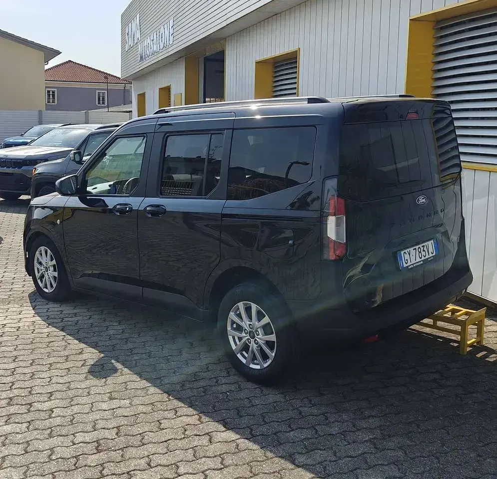 Usata Ford Tourneo Titanium 125 CV (91 kW) 2025 Nero Monovolume