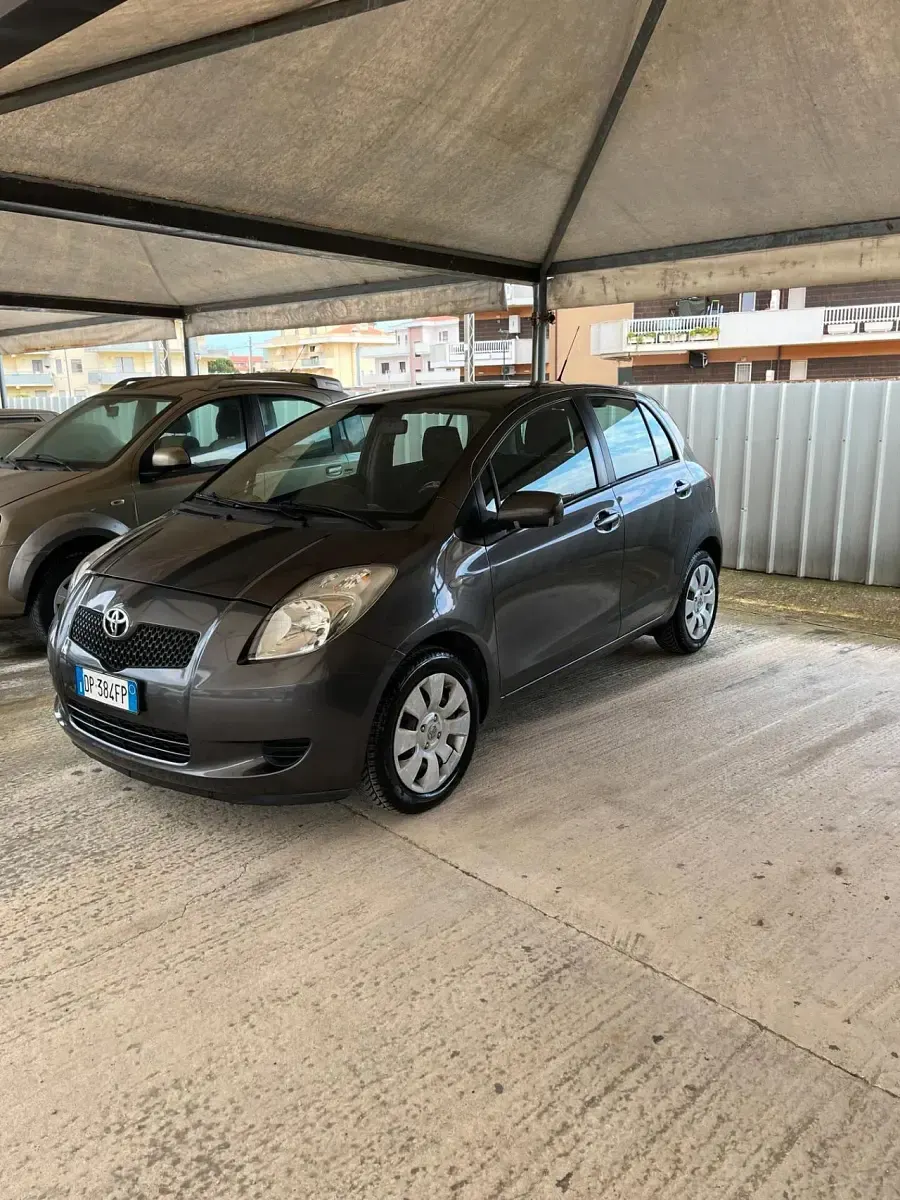 Usata Toyota Yaris 69 CV (50 kW) 2010 Grigio Utilitaria