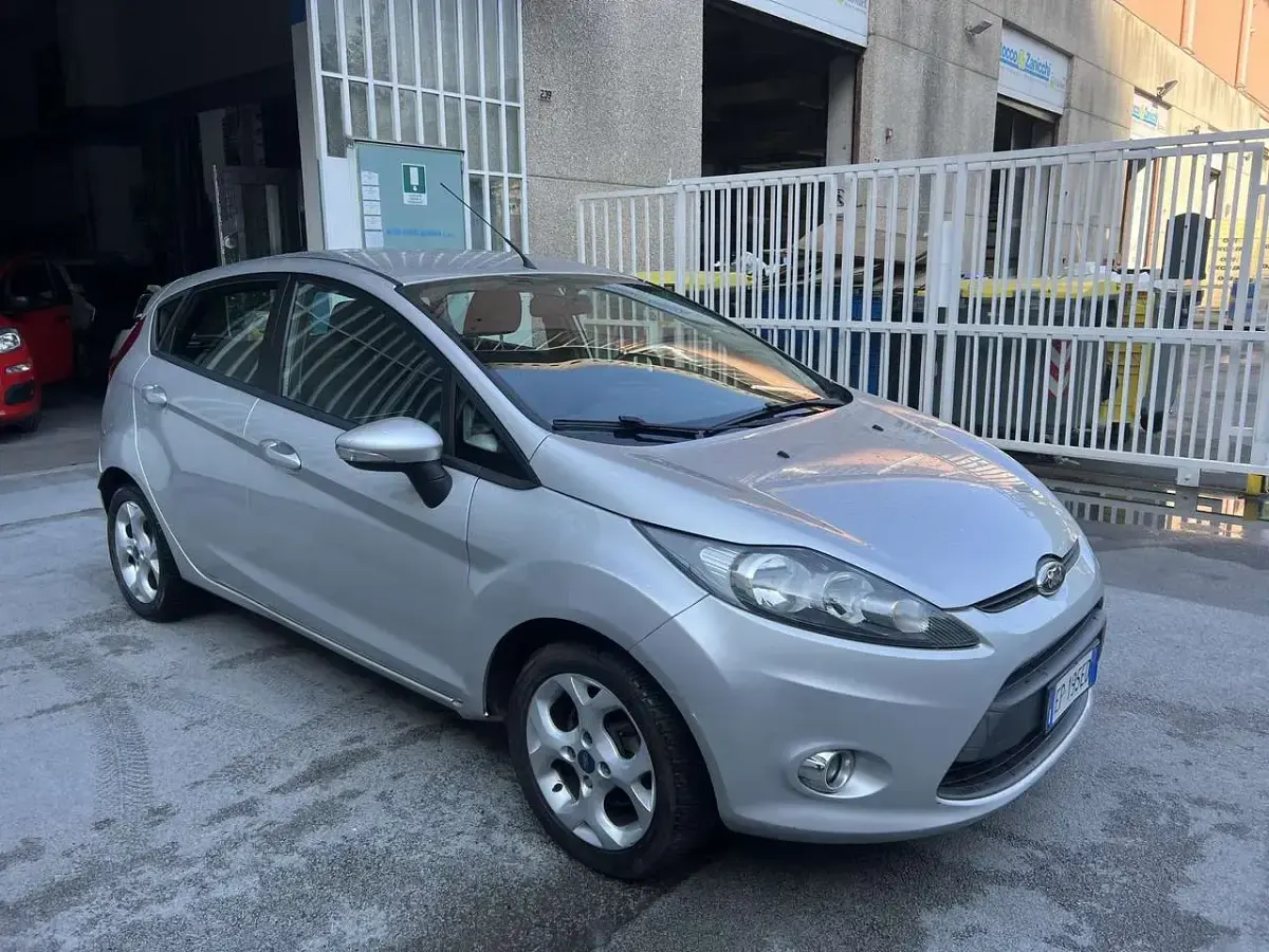 Usata Ford Fiesta 60 CV (44 kW) 2012 Argento Berlina