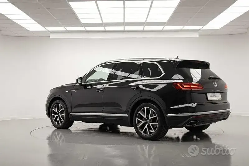 Usata VW Touareg Elegance 314 CV (230 kW) 2023 Nero SUV