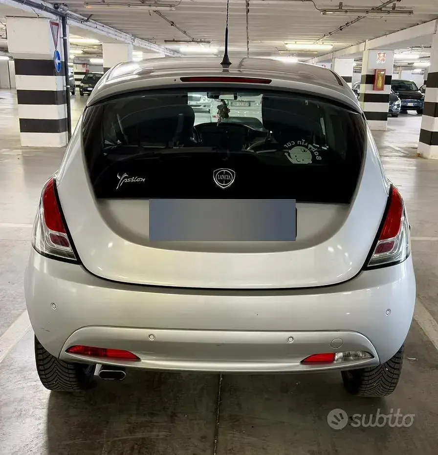 Usata Lancia Ypsilon Gold 69 CV (50 kW) 2016 Grigio Utilitaria