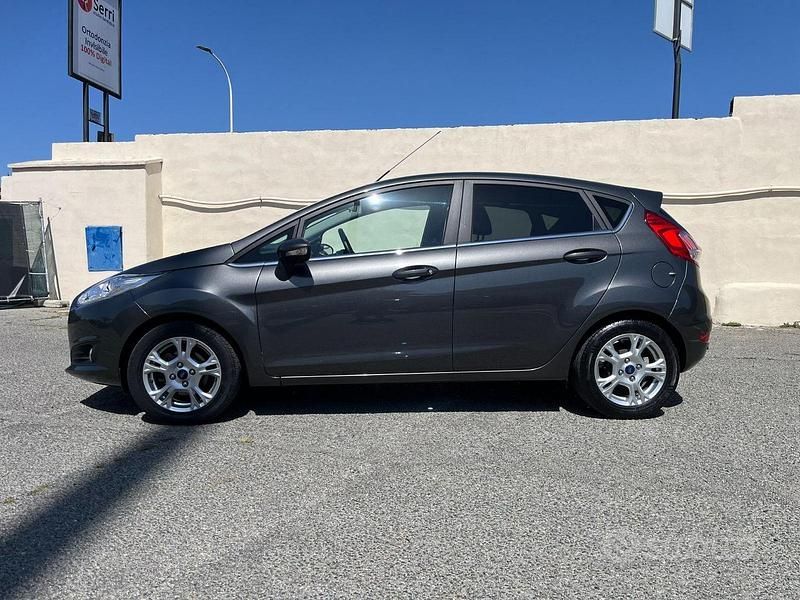 Usata Ford Fiesta 92 CV (67 kW) 2016 Grigio Berlina