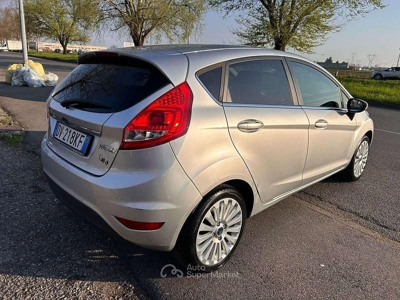 Usata Ford Fiesta 82 CV (60 kW) 2009 Grigio Utilitaria