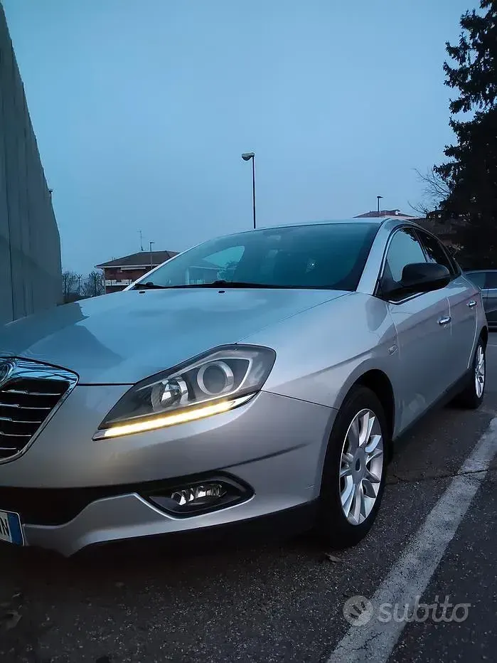 Usata Lancia Delta 120 CV (88 kW) 2011 Grigio Utilitaria
