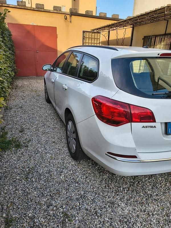 Usata Opel Astra 110 CV (80 kW) 2013 Bianco Station wagon