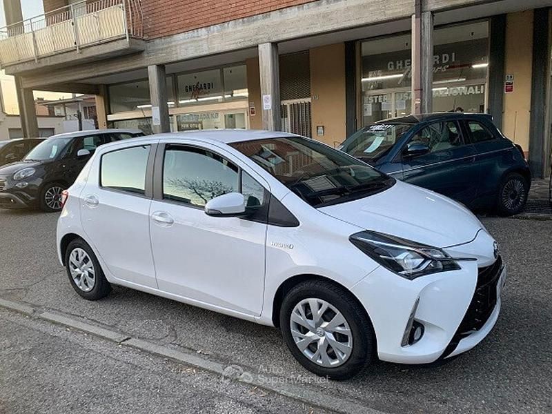 Usata Toyota Yaris Hybrid Business Edition 92 CV (67 kW) 2020 Bianco Berlina