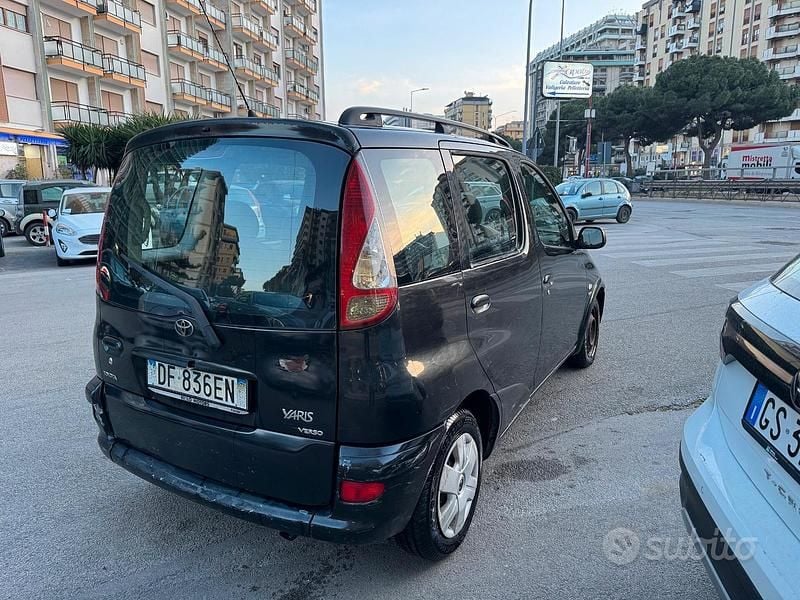 Usata Toyota Yaris Verso 87 CV (63 kW) 2004 Grigio Monovolume