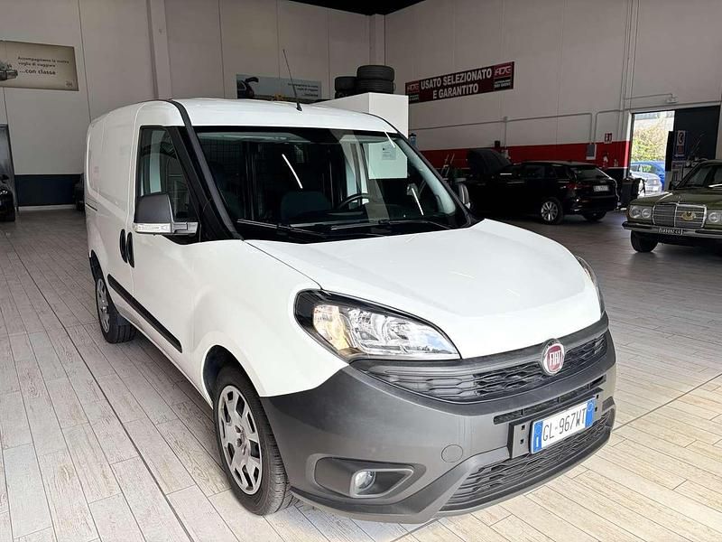 Usata Fiat Doblò Lounge 105 CV (77 kW) 2022 Bianco gelato Monovolume