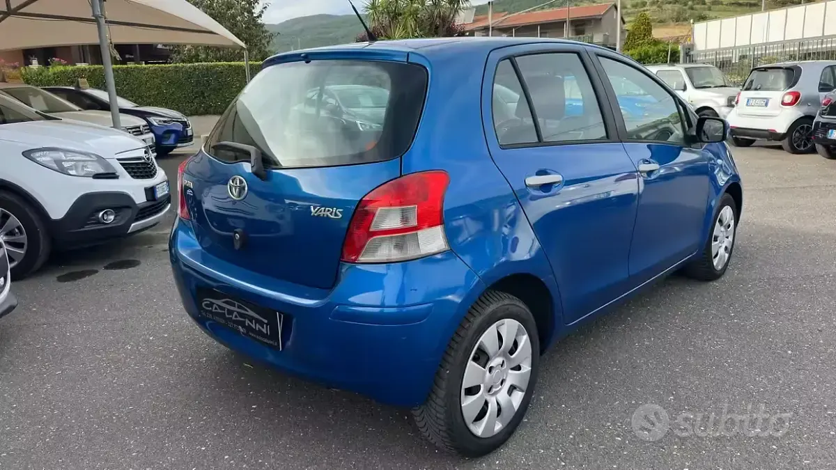 Usata Toyota Yaris 69 CV (50 kW) 2011 Blu Utilitaria