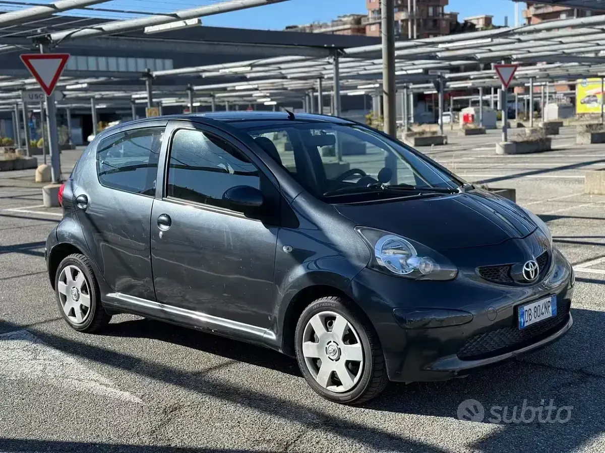 Usata Toyota Aygo 68 CV (50 kW) 2006 Nero Utilitaria
