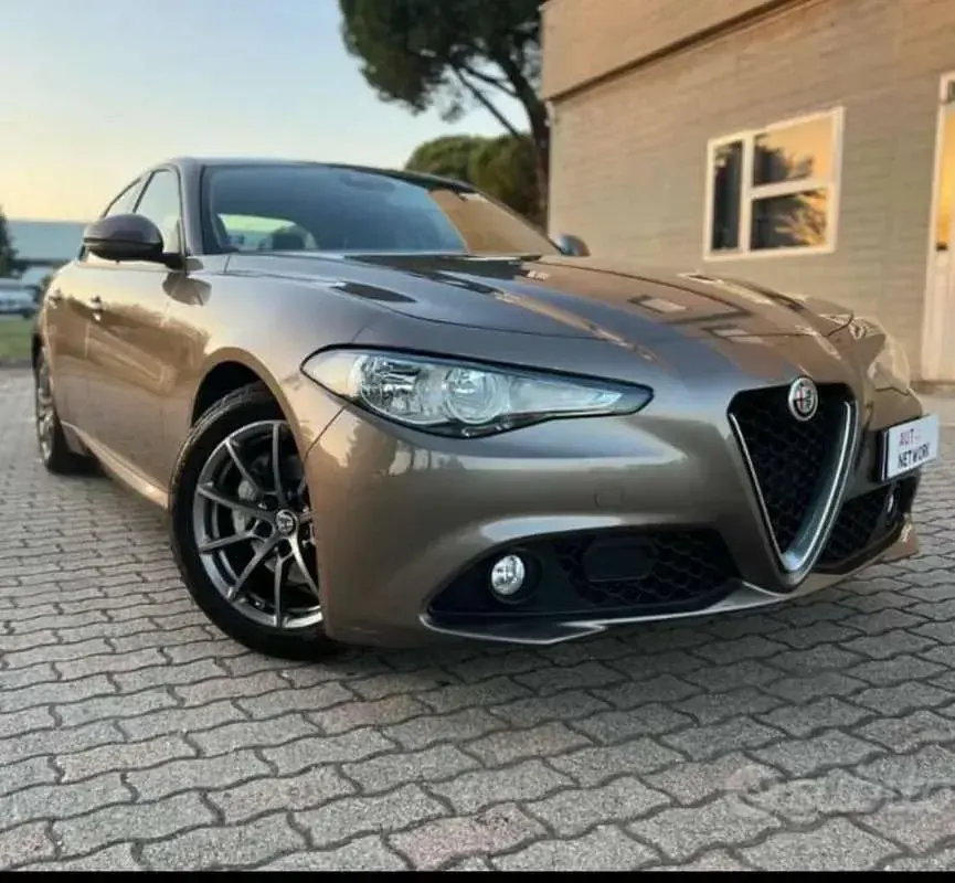 Begagnad Alfa Romeo Giulia Business 150 HK (110 kW) 2017 Grå Sedan