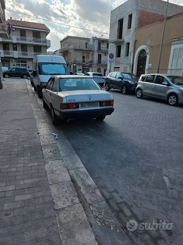 Usata Mercedes 190 105 CV (77 kW) 1987 Grigio Berlina