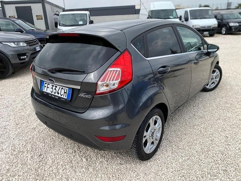 Usata Ford Fiesta Titanium 101 CV (74 kW) 2016 Gray Berlina