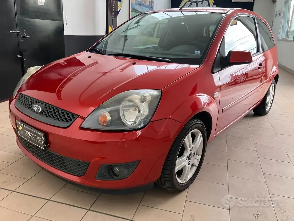 Usata Ford Fiesta Titanium 75 CV (55 kW) 2008 Rosso Utilitaria