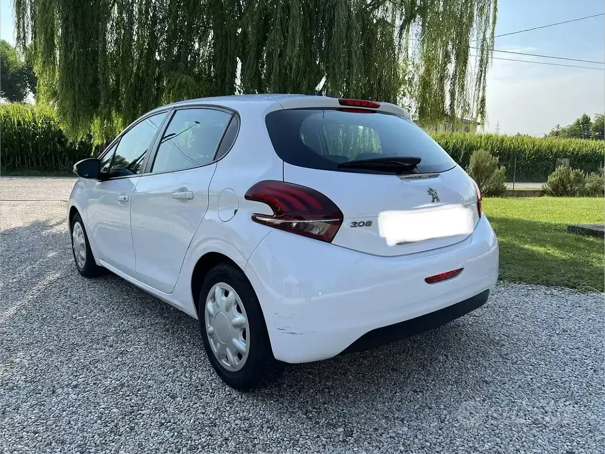 Usata Peugeot 208 Active 68 CV (50 kW) 2015 Bianco Utilitaria
