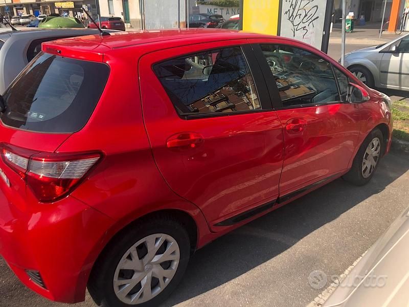 Usata Toyota Yaris 107 CV (78 kW) 2019 Rosso Berlina