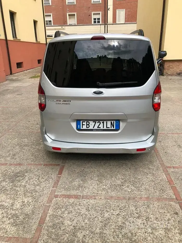 Usata Ford Tourneo Courier 75 CV (55 kW) 2015 Grigio Monovolume