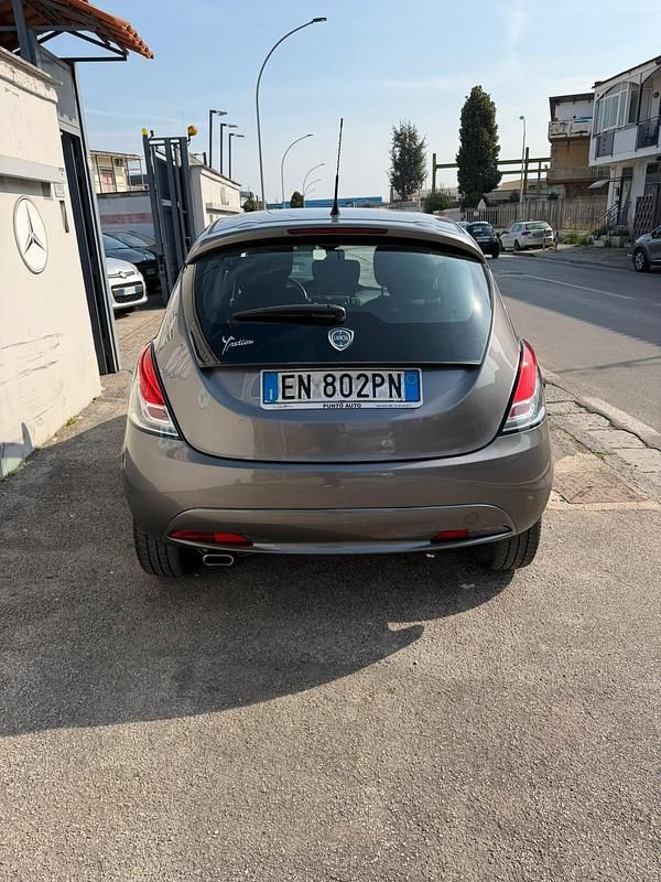 Usata Lancia Ypsilon Gold 95 CV (69 kW) 2012 Grigio Utilitaria