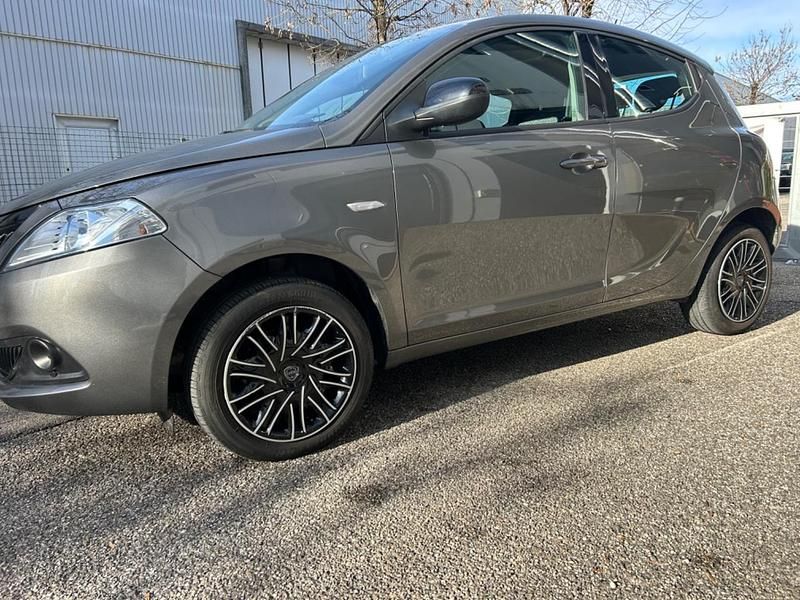 Usata Lancia Ypsilon S 69 CV (50 kW) 2023 Grigio Utilitaria