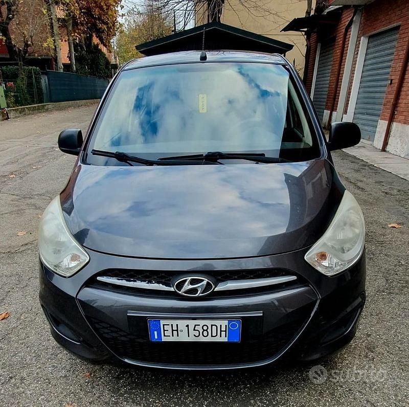 Grigio Usata 2011 Hyundai i10 Due volumi | 2800 € (Buon prezzo) - Immagine 1/4