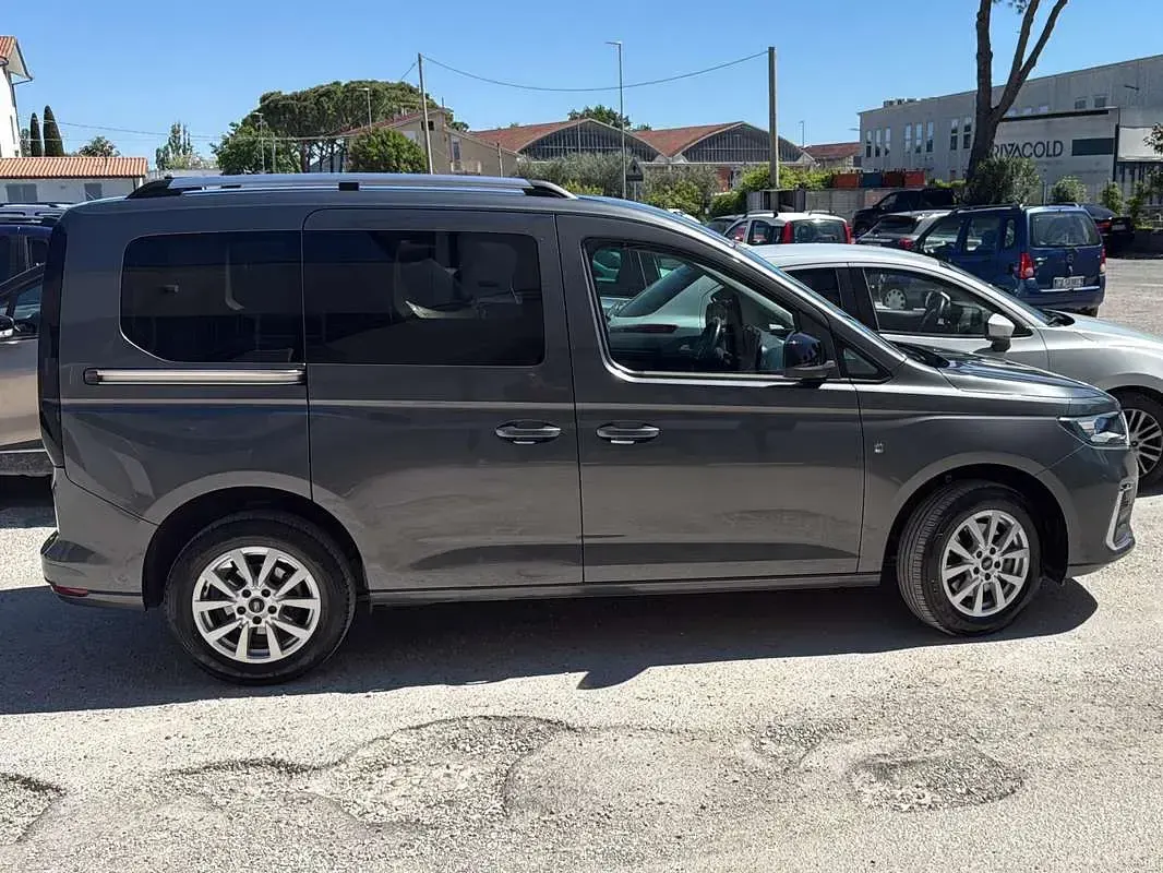 Begagnad Ford Tourneo Connect Titanium 122 HK (89 kW) 2023 Minibuss