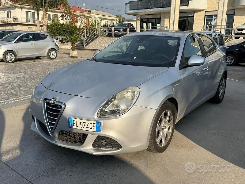 Grigio Usata 2012 Alfa Romeo Giulietta Distinctive Tre volumi | 5900 € (Buon prezzo) - Immagine 1/4